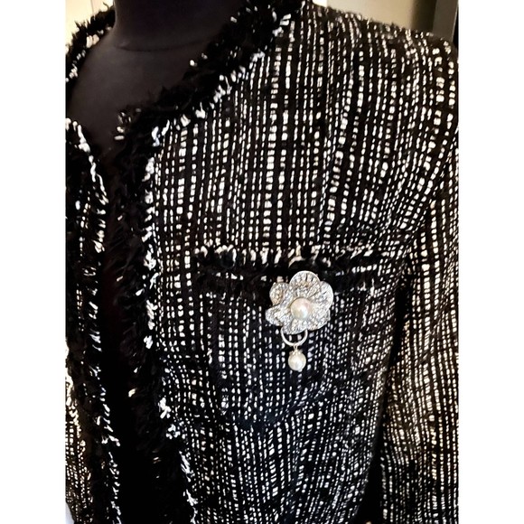 Small Bling Camelia Brooch with Pearl - Picture 7 of 8